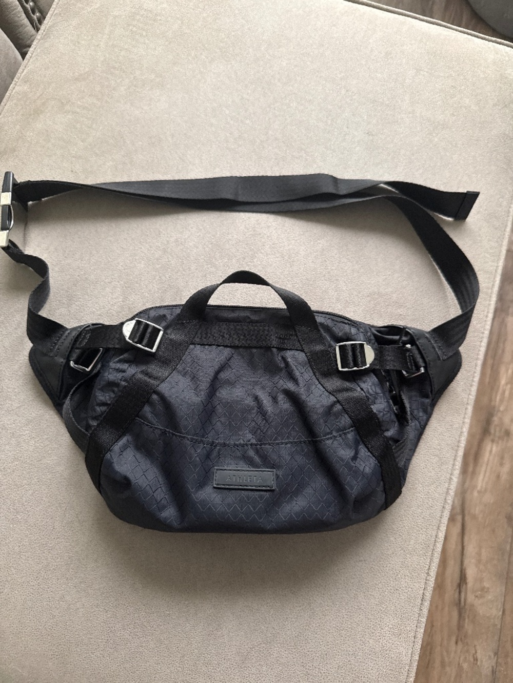 Athleta excursion belt bag. 3L.  Black